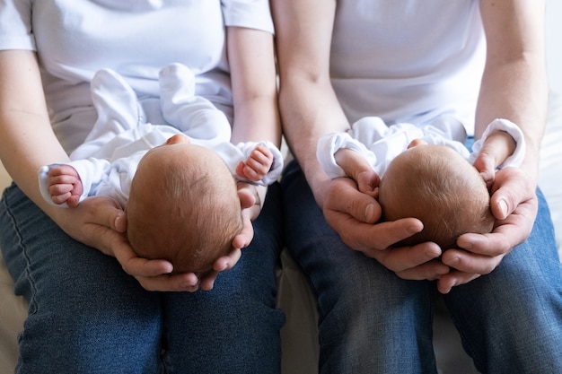 Parents hold the twins in their hands. | Photo: Pexels 