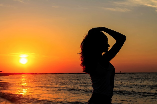 Premium Photo Nice Woman Profile Silhouette On The Sea