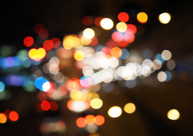 夜の街の街灯のカラフルなボケ背景 闇の概念 プレミアム写真