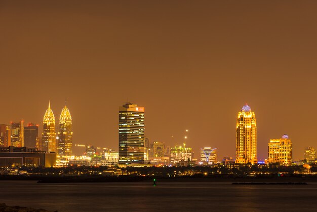アラブ首長国連邦 ドバイ市の夜の街並み プレミアム写真
