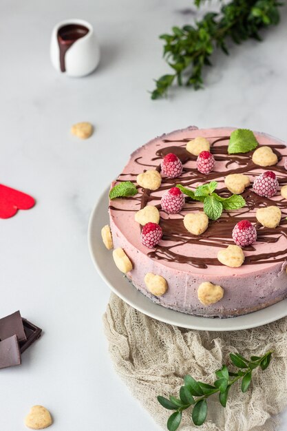 Premium Photo | No bake raspberry cheesecake with chocolate glaze ...