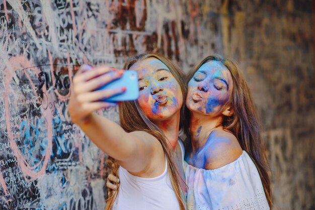 青色の友人の携帯粉末幸せ 写真素材 | 無料ダウンロード