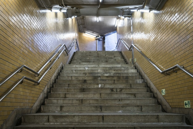 地下鉄の駅で階段