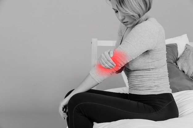痛い肘を持つ女性 写真素材 無料ダウンロード