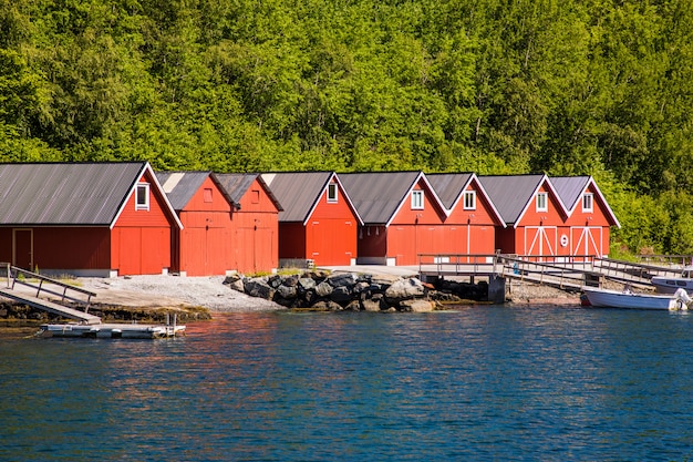 赤い家とノルウェーの漁船とノルウェーのフィヨルドの風景を見る プレミアム写真