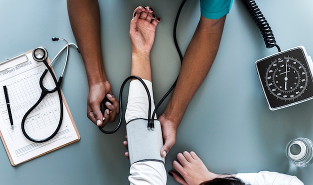 Nurse measuring patient blood pressure Free Photo, krvný tlak, DASH diéta, meranie, doktor, tlakomer, tlak, zápisník, vysoký krvný tlak, hypertenzia