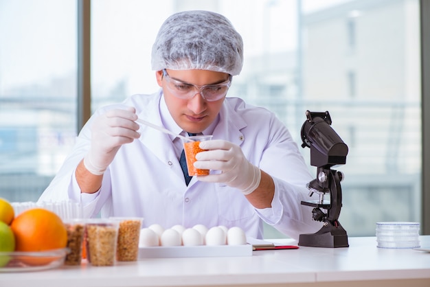 Nutrition expert testing food products in lab Premium Photo