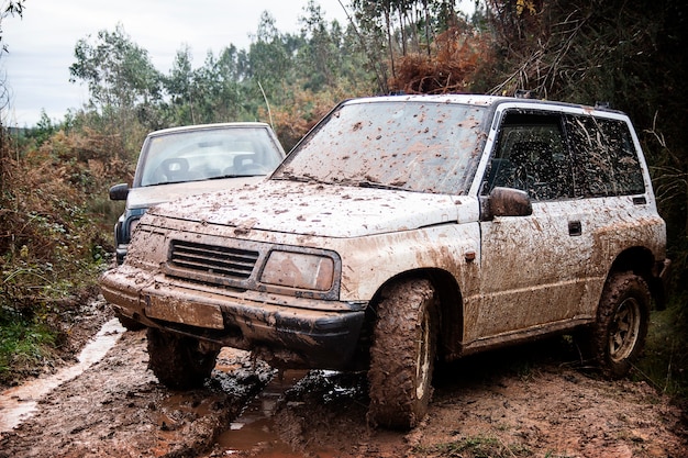 山道の泥だらけのオフロード車 プレミアム写真