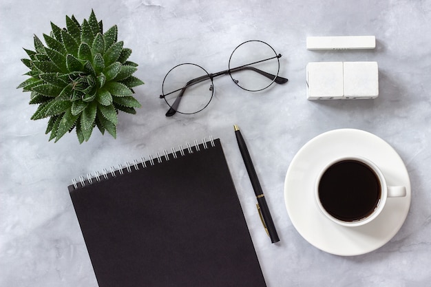 Office or home table desk blank cubes calendar mockup template for calendar date Premium Photo