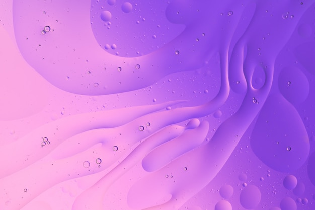 抽象的なピンクと紫の色のグラデーションの背景の水マクロ写真に油 プレミアム写真