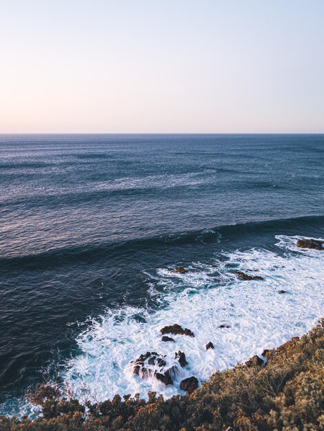 Premium Photo | Ola rompiendo en la costa de bajamar