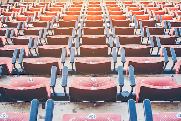 スタジアムの古い空の赤いスタジアムの椅子 プレミアム写真