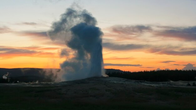 米国ワイオミング州サンセットのイエローストーン国立公園におけるオールドフェイスフルガイザー噴火 プレミアム写真