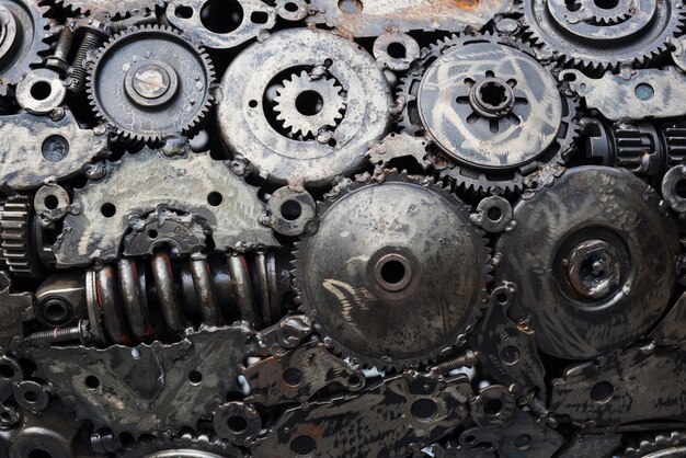 古い整備部品 歯車 スチームパンク歯車 自動車部品の山 さびた再利用エンジン テクスチャ背景パターン プレミアム写真