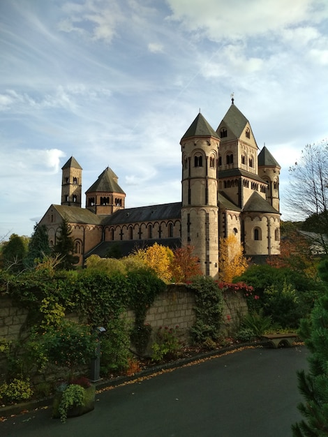 マリア ラーチ ドイツの古い中世ベネディクト会修道院 プレミアム写真