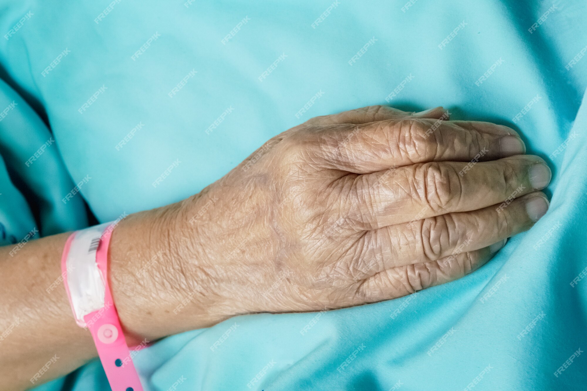 premium-photo-old-person-in-bed-at-the-hospital