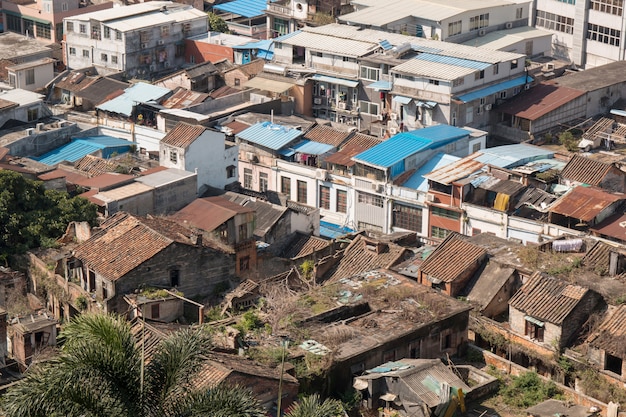 古い貧しいアジアのスラム街のトップビュー プレミアム写真