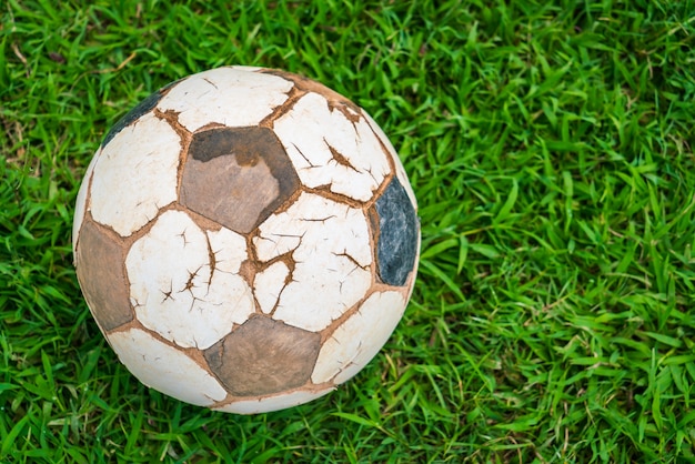 無料の写真 新鮮な春の緑の芝生上の古いサッカーボール