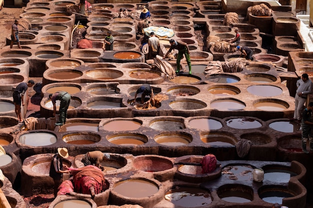 モロッコの古い皮なめし工場 プレミアム写真