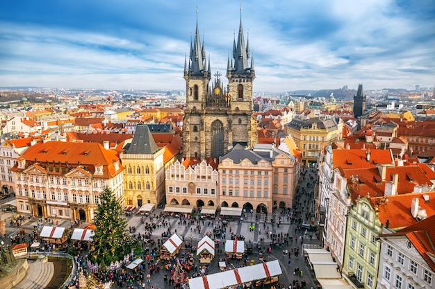 プラハ チェコ共和国で上から旧市街広場のクリスマスマーケット プレミアム写真