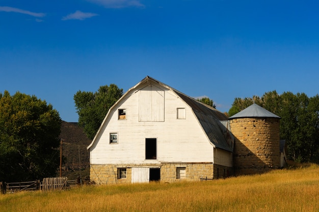 Premium Photo | Old white barn in wyoming