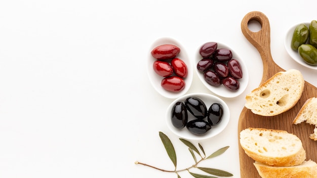 Olive assortment with bread slices with copy space Free Photo