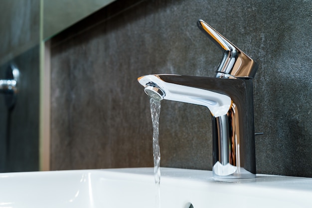 open-chrome-washbasin-with-low-water-pressure-bathroom_156139-631 Mutfak Bataryası Seçiminde 7 İdeal Adım