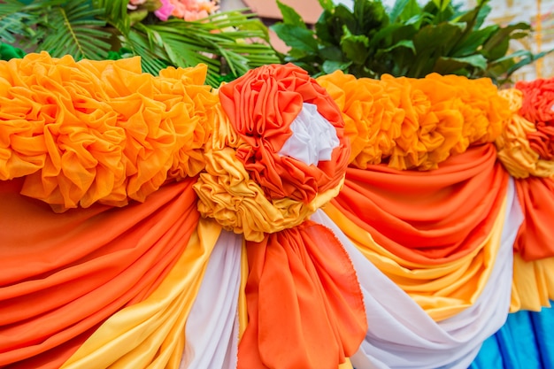 オレンジと白のカーテン花 テクスチャの背景を作った プレミアム写真