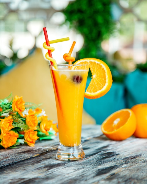 Free Photo | Orange juice garnished with orange slice