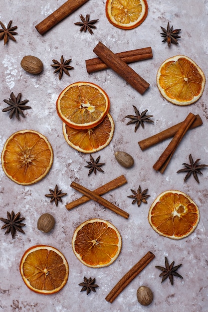 有機の自家製乾燥オレンジチップスライス ナッツ スターアニス 薄茶色の表面にシナモンスティック 無料の写真