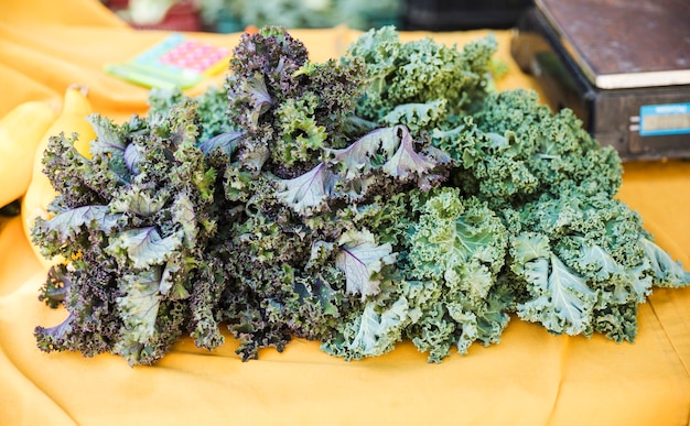 Kale vegetable display at grocery store market. | Photo: Freepik
