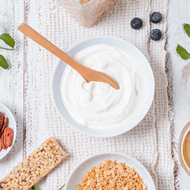 Organic yogurt bowl with oats on the table Free Photo