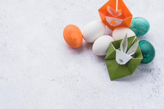 緑とオレンジ色のウサギとイースターエッグのセットの折り紙 無料の写真
