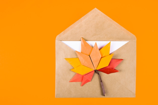 折り紙ペーパークラフト秋コンセプト落ち葉手紙プレーンクラフトアートの封筒に プレミアム写真