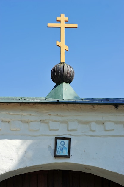 プスコフ ロシアのミロシュキー修道院の入り口に正教会の十字架とアイコン プレミアム写真