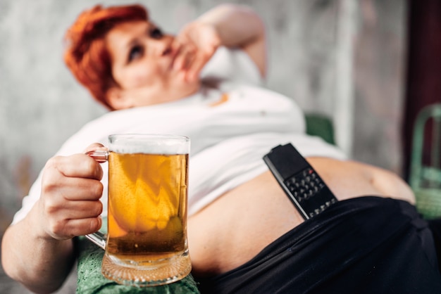 Premium Photo Overweight Woman With Glass Of Beer In Hand Obesity