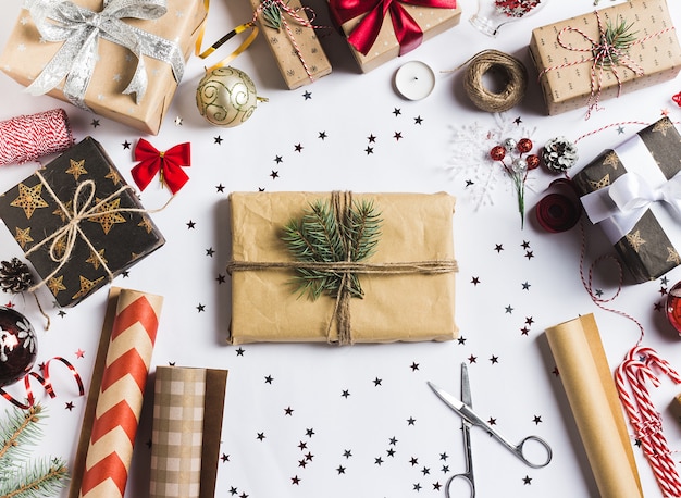 包装クリスマスのギフト用の箱の新年のクリスマスの包装の包装紙 無料の写真