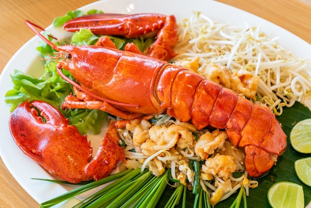 Premium Photo | Pad thai lobster