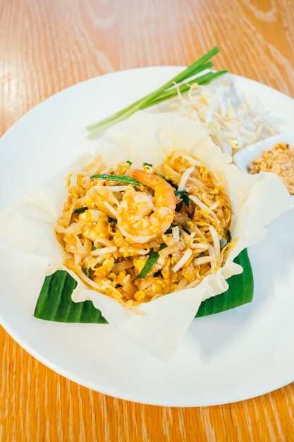Premium Photo | Pad thai noodles with shrimp or prawn on top