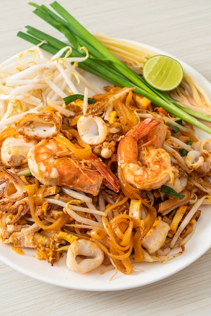 Premium Photo Pad Thai Seafood Stir Fried Noodles With Shrimps