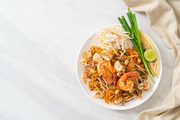 Premium Photo Pad Thai Seafood Stir Fried Noodles With Shrimps