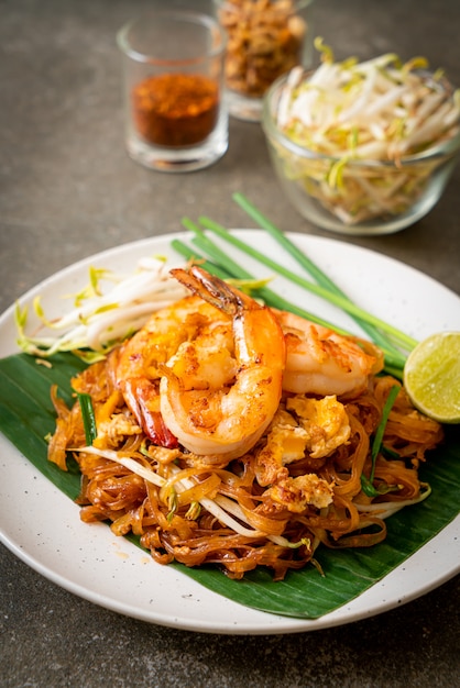 Premium Photo Pad Thai Stir Fried Rice Noodles