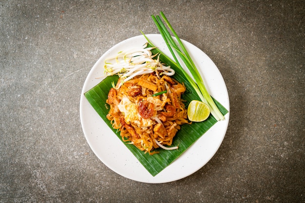 Premium Photo | Pad thai - stir-fried rice noodles