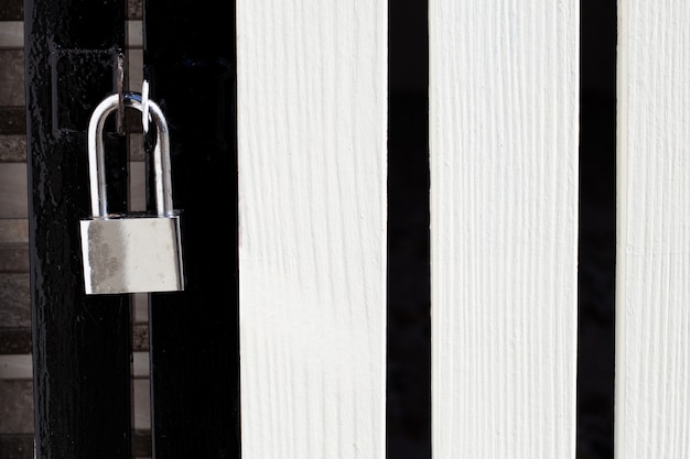 premium-photo-padlock-on-a-gate-closeup