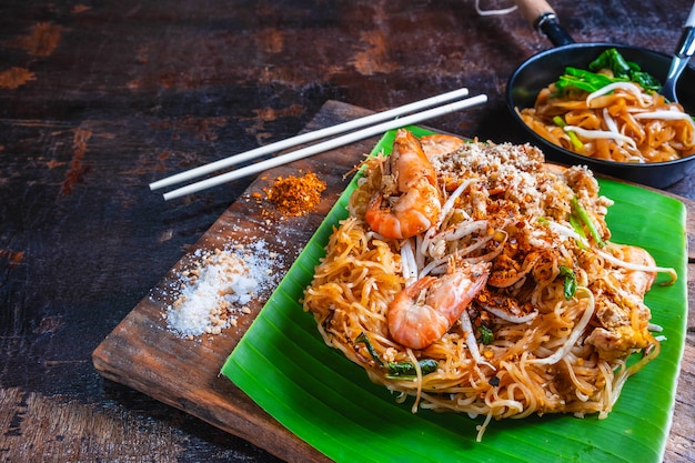 Padthai noodles with shrimps and vegetables Premium Photo