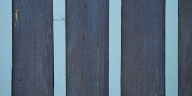 淡い水色とネイビーグレーストライプ木製の板テクスチャ木製灰色の背景 プレミアム写真
