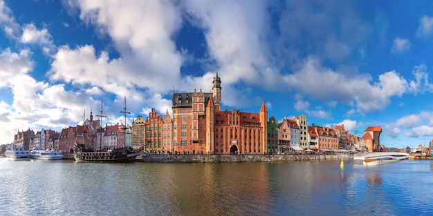 Premium Photo | Panorama of old town, dlugie pobrzeze and motlawa river ...