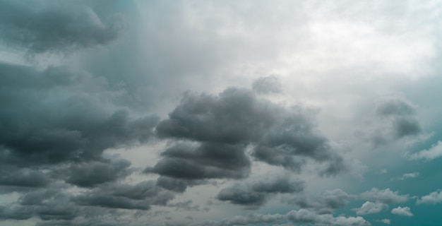 どんよりした空のパノラマビュー 梅雨の雨の前に劇的な灰色の空と暗い雲 曇りと不機嫌な空 嵐の空 Cloudscape 憂鬱で不機嫌な背景 どんよりした雲 プレミアム写真