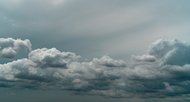 どんよりした空のパノラマビュー 梅雨の雨の前に劇的な灰色の空と白い雲 曇りと不機嫌な空 嵐の空 Cloudscape 憂鬱で不機嫌な背景 どんよりした雲 プレミアム写真