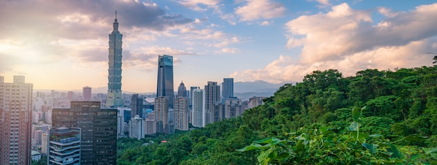 台北の街並みのパノラマの到着ビューと日没の夕暮れの象山 Mountain山 からの台北101の眺め プレミアム写真